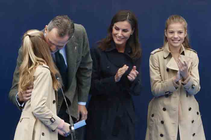 La reina Letizia sonriendo de manera natural junto a su marido y sus hijas durante la visita a Asiego en Octubre / GTRES