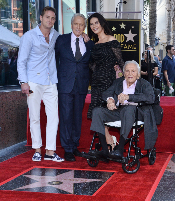 Kirk Douglas junto a su hijo Michael, su nieto Cameron y su nuera Catherine Zeta Jones en 2018 / GTRES