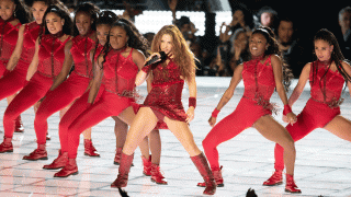 Shakira vestida de rojo en la Super Bowl/ Gtres