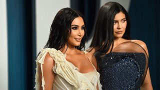 Kim Kardashian y Kylie Jenner en la fiesta Vaity Fair. / Gtres