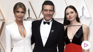 Antonio Banderas junto a su hija Stella del Carmen y su pareja, Nicole Kimpel, en la alfombra roja de los Oscar / GTRES