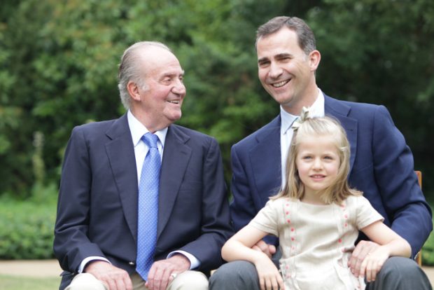 La princesa Leonor junto al Rey Emérito y su padre, el rey Felipe en un posado oficial / GTRES