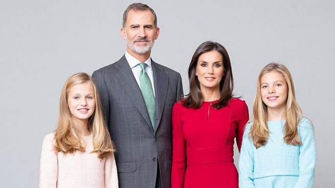 Los Reyes han posado con sus hijas para esta nueva colección de fotografías / Casa Real