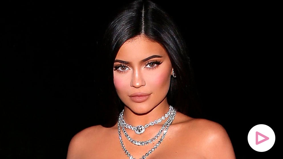 Moda: Kylie Jenner reinventa su vestido viral en un perfecto look mujer de  rojo