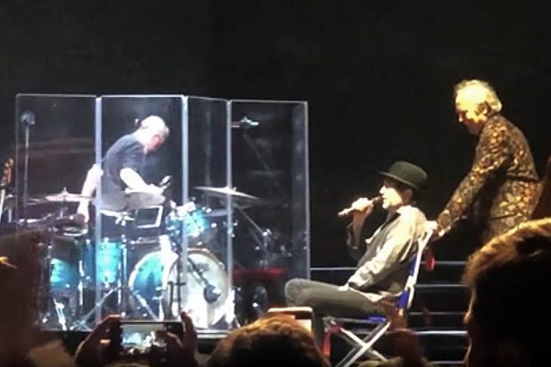 Joan Manuel Serrat empujando la silla de Joaquín Sabina en el WiZink / GTRES