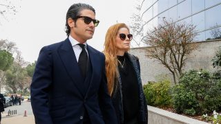 Olivia de Borbón y Julian Porras tapan su rostro con gafas oscuras/Gtres