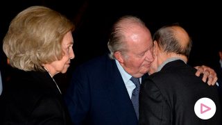 El rey Juan Carlos y la reina Sofía han asistido al funeral de Paco Arango / Gtres