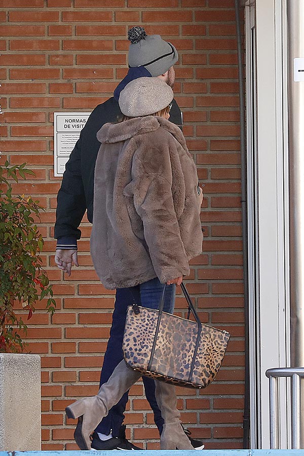 Ana Obregón y su hijo Álex entrando al hospital en una imagen de archivo / GTRES