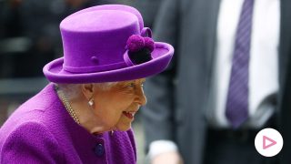La reina Isabel a su llegada al acto / Gtres