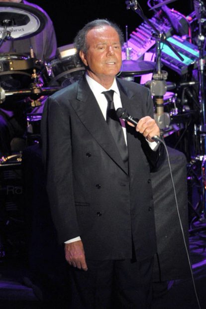 El cantante Julio Iglesias durante su concierto con motivo del Starlite Festival de Marbella en agosto de 2014/Gtres