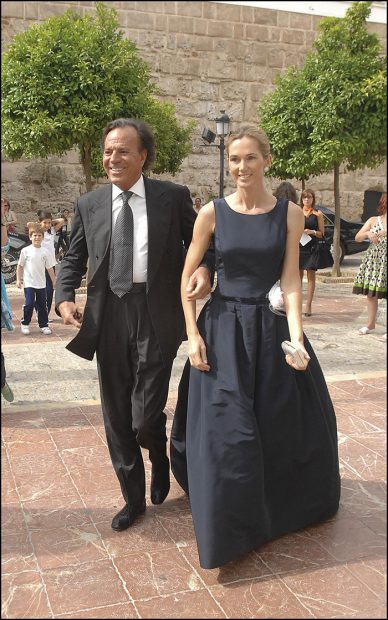 Julio Iglesias junto a su mujer Miranda Rijnsburger en un evento en Marbella/Gtres