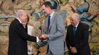 Plácido Arango recogiendo el premio que el Rey le entregó en 2017/Gtres