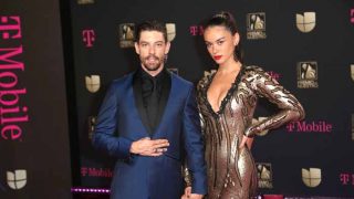 Adrián Lastra y Clara Chaín en la alfombra roja de los premios ‘lo nuestro’ 2020/ GTRES