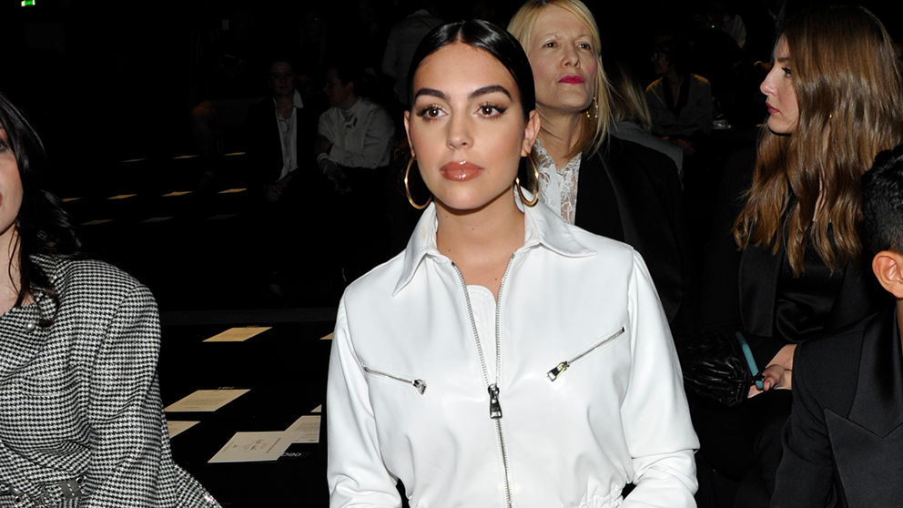 Georgina Rodriguez va in bianco alle sfilate: il look da migliaia di euro  alla Milano Fashion Week