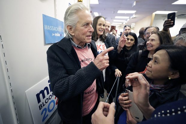 Michael Douglas hablando con el público a favor del candidato presidencial demócrata Mike Bloomberg/Gtres