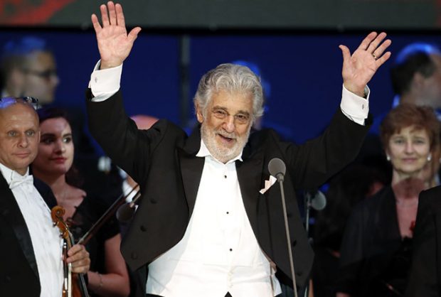 Plácido Domingo con los brazos en alto a modo de agradecimiento al finalizar el concierto en Hungría. Imagen de archivo / GTres