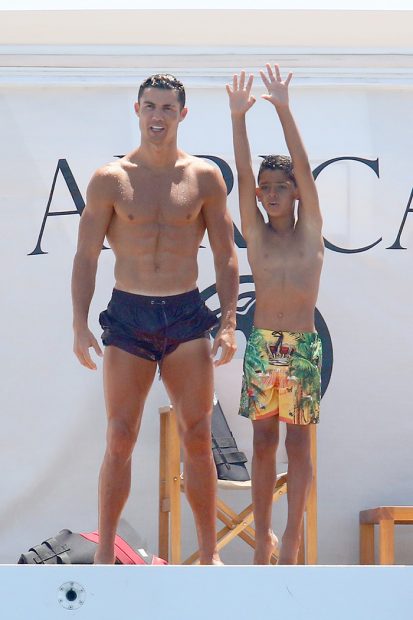 El hijo de Cristiano Ronaldo ya modela sin camisa, igualito a su papá  (FOTOS)