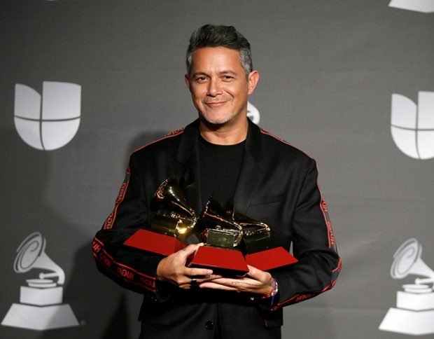 Alejandro Sanz posando con sus tres galardones en la última edición de los Premios Grammy Latinos celebrados en Las Vegas/Gtres