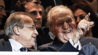 El rey Juan Carlos ha disfrutado del partido del Real Madrid junto al presidente del club, Florentino Pérez /