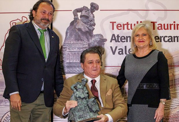 Vicente Ruiz 'El Soro' con el premio otorgado por la la Tertulia Taurina del Ateneo Mercantil de Valencia / GTres