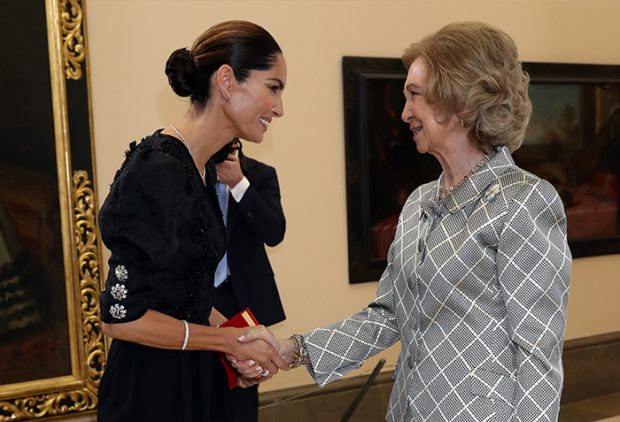 La reina Sofía saludó uno por uno a todos los invitados de los Premios Iberoamericanos de Mecenazgo , entre ellos la modelo Eugenia Silva / GTres