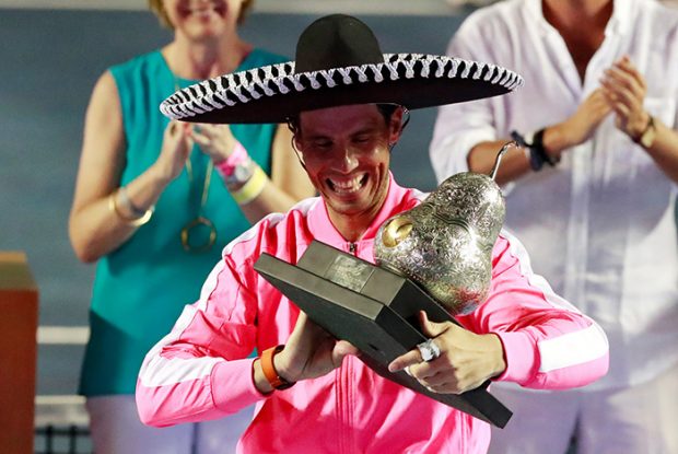 Rafael Nadal sujetando el Guaje de Plata tras su victoria este sábado en Acapulco, México/Gtres