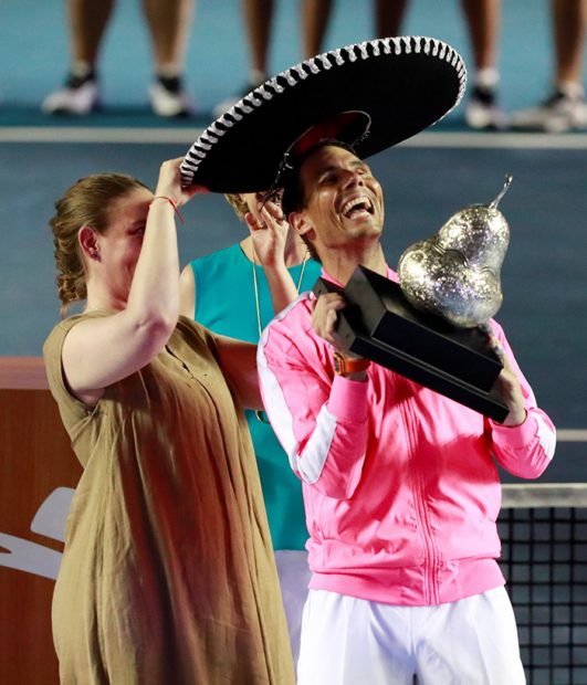 Rafael Nadal sujetando el Guaje de Plata tras su victoria este sábado en Acapulco, México/Gtres