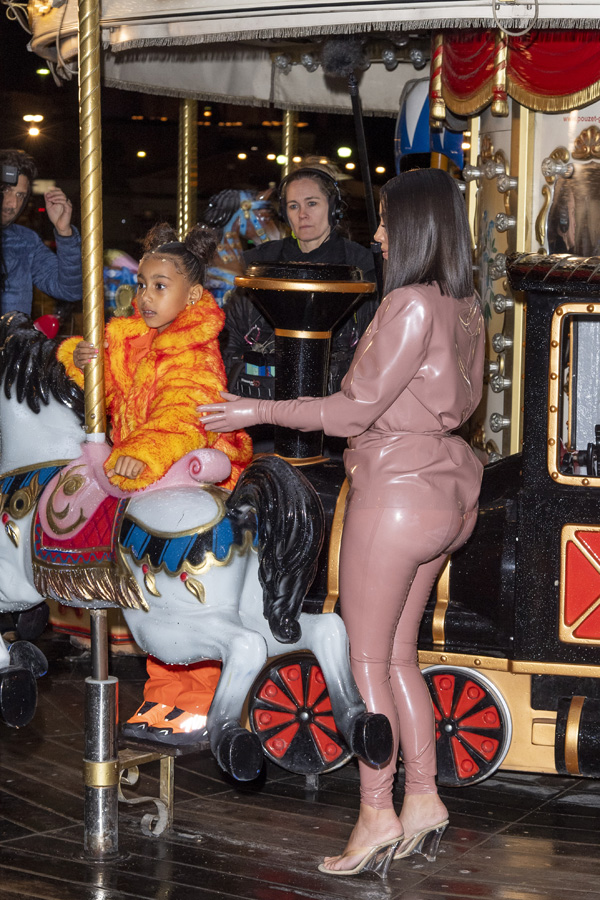 Kim Kardashian junto a su hija en un tiovivo en París / GTRES