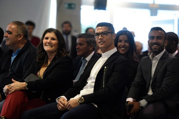 Cristiano Ronaldo junto a su madre Dolores Aveiro en una imagen de archivo/Gtres
