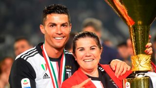 Cristiano Ronaldo y su madre Dolores Aveiro en una imagen de archivo/Gtres