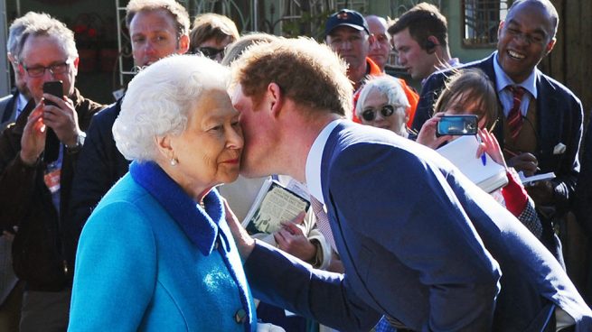 Salmón con verduras, sándwiches de pepino, té y una promesa: los detalles del encuentro más personal de Harry y la Reina