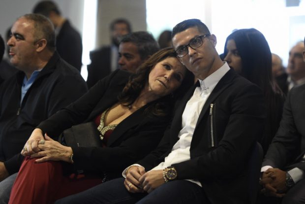 Dolores Aveiro y su hijo Cristiano Ronaldo en la renovación del portugés por el Real Madrid a finales de 2016 / GTRes