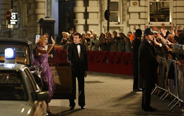 La actriz que da vida a la princesa de Gales a la salida del coche y preparada para entrar en 'The Royal Opera House' de Londres, durante el rodaje de 'The Crown' / GTres