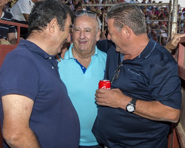 Humberto Janeiro con amigos en una plaza de toros / GTres