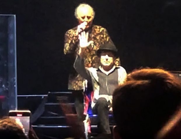 Joaquín Sabina durante el concierto de Madrid en el que sufrió la caída desde el escenario / GTres
