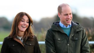 Kate Middleton y el príncipe Guillermo durante su visita a una granja pionera en agricultura sostenible / Gtres