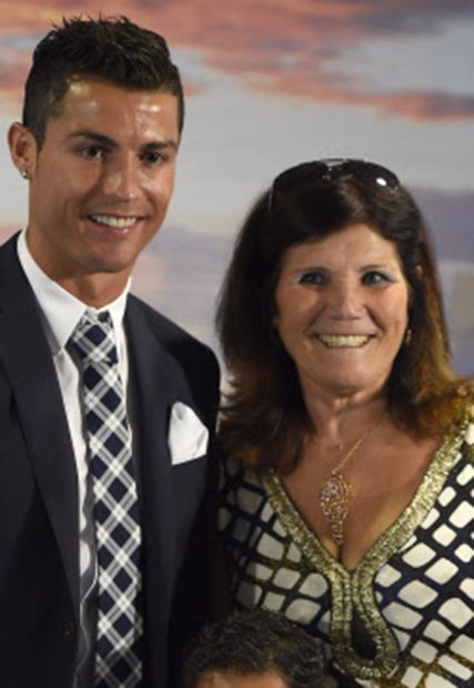 Cristiano Ronaldo y su madre en una imagen de archivo/Gtres