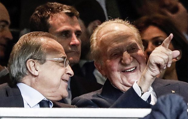 Don Juan Carlos disfrutando junto a Florentino Pérez de un partido del Real Madrid / GTres