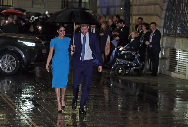 La lluvia empaña el triunfal adiós del príncipe Harry y Meghan Markle a la Corona