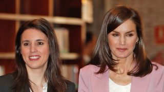 La reina doña Letizia e Irena Montero a su llegada al acto / Gtres