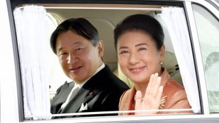 El emperador Naruhito, junto a su esposa la princesa Masako, que saluda desde el coche/Gtres