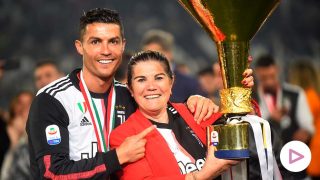 Cristiano Ronaldo junto a su madre después de ganar  espués de ganar el trofeo del título de fútbol de la Serie A, en el estadio Allianz, en Turín, Italia, 2019/ GTRES