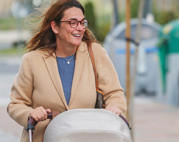 Toñi Moreno paseando a su pequeña Lola por las calles de Madrid / GTres