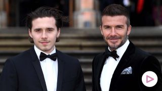 David Beckham y su hijo, Brooklyn Beckham, en la premier del documental ‘Our planet’, en Londres./ GTRES