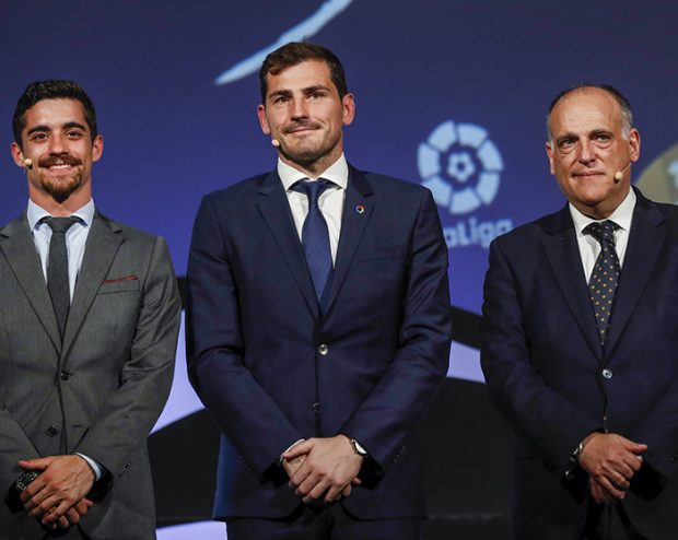 Javier Fernández, Iker Casillas y Javier Tebas durante un acto de La Liga / GTres