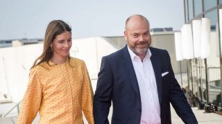 Anders Holch Povlsen y su mujer, llegando al 50 cumpleaños del príncipe de Dinamarca, 2018/ GTRES