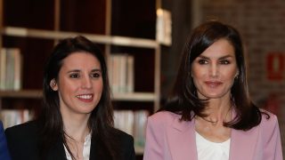 La reina Letizia e Irene Montero durante el acto / Gtres