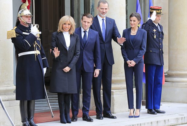 El azul noche de la Reina Letizia en el último acto en París junto a su marido, Felipe VI, y el matrimonio Macron / GTres