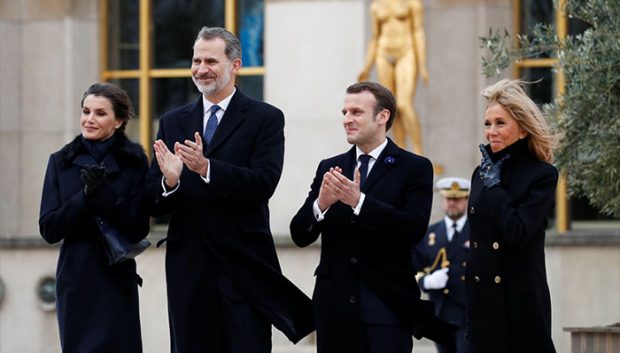 Los Reyes con la familia Macron en París en el día de ayer / GTres