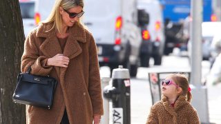 Nicky Hilton y su hija con el mismo abrigo/Gtres